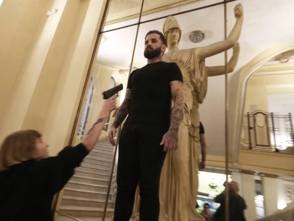 Artistas agredidos en performances